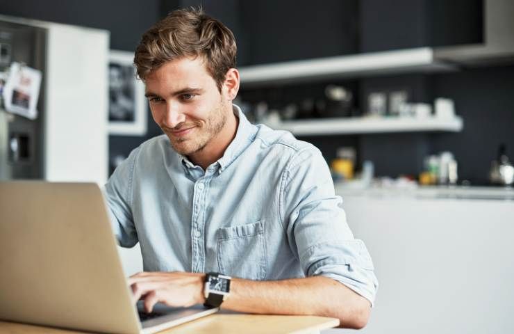 Ragazzo al computer